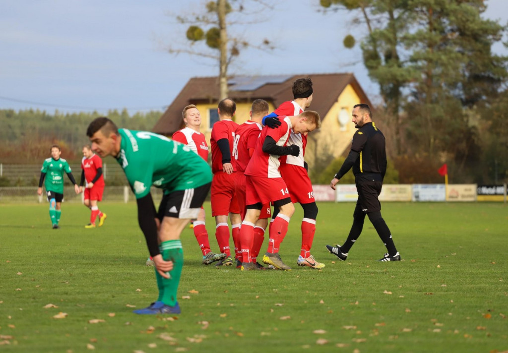 Klasa A zakończyła rundę jesienną. KS Skarbimierz został nowym liderem! [GALERIA z meczu Victoria II Chróścice - KS Skarbimierz]