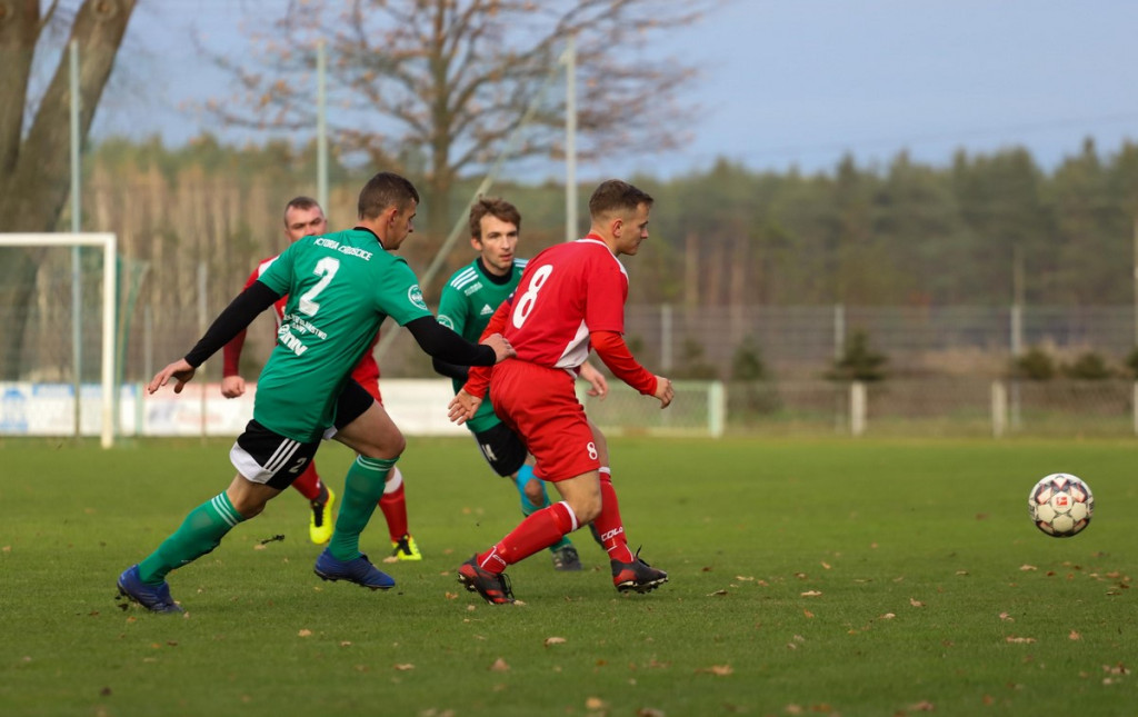 Klasa A zakończyła rundę jesienną. KS Skarbimierz został nowym liderem! [GALERIA z meczu Victoria II Chróścice - KS Skarbimierz]