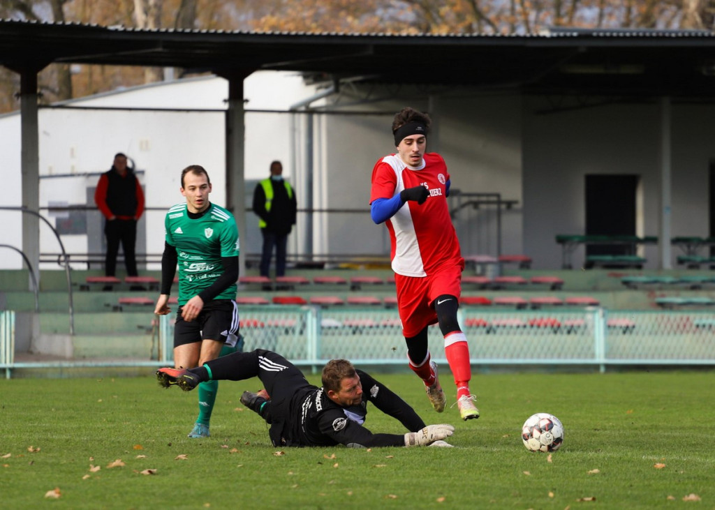 Klasa A zakończyła rundę jesienną. KS Skarbimierz został nowym liderem! [GALERIA z meczu Victoria II Chróścice - KS Skarbimierz]