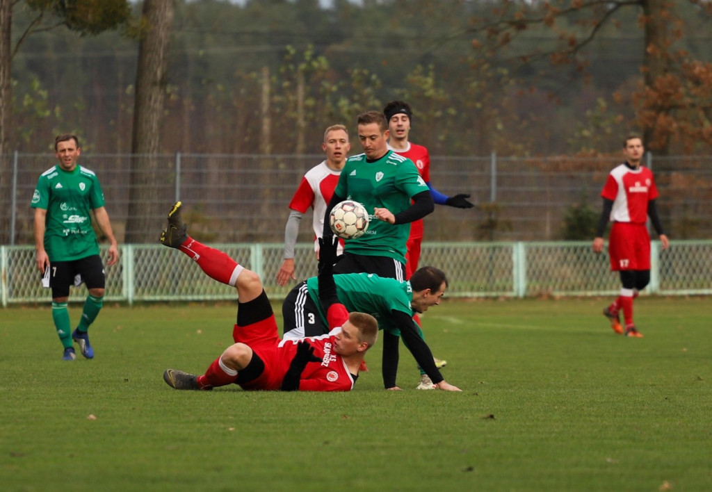 Klasa A zakończyła rundę jesienną. KS Skarbimierz został nowym liderem! [GALERIA z meczu Victoria II Chróścice - KS Skarbimierz]
