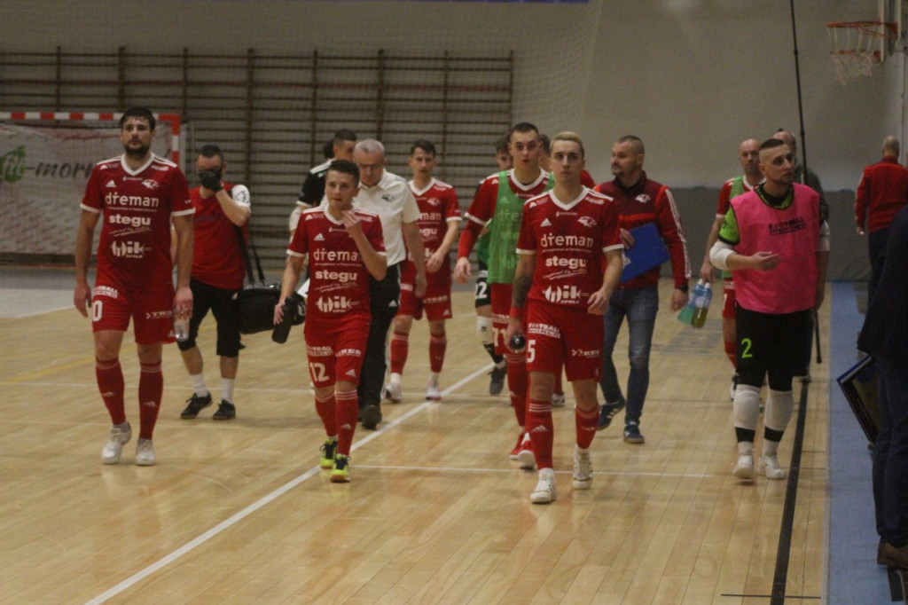 Fatalna porażka w derbach. Trener Fit-Morning Gredaru Brzeg zwolniony po meczu przeciwko Dremanowi Opole Komprachcice [GALERIA]