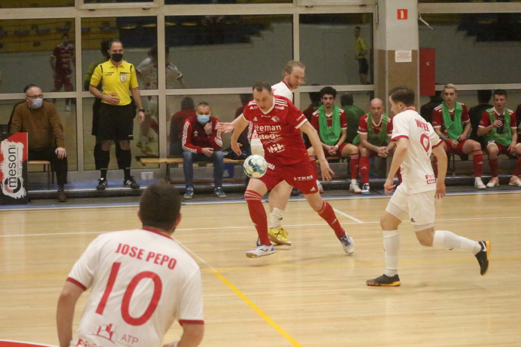 Fatalna porażka w derbach. Trener Fit-Morning Gredaru Brzeg zwolniony po meczu przeciwko Dremanowi Opole Komprachcice [GALERIA]