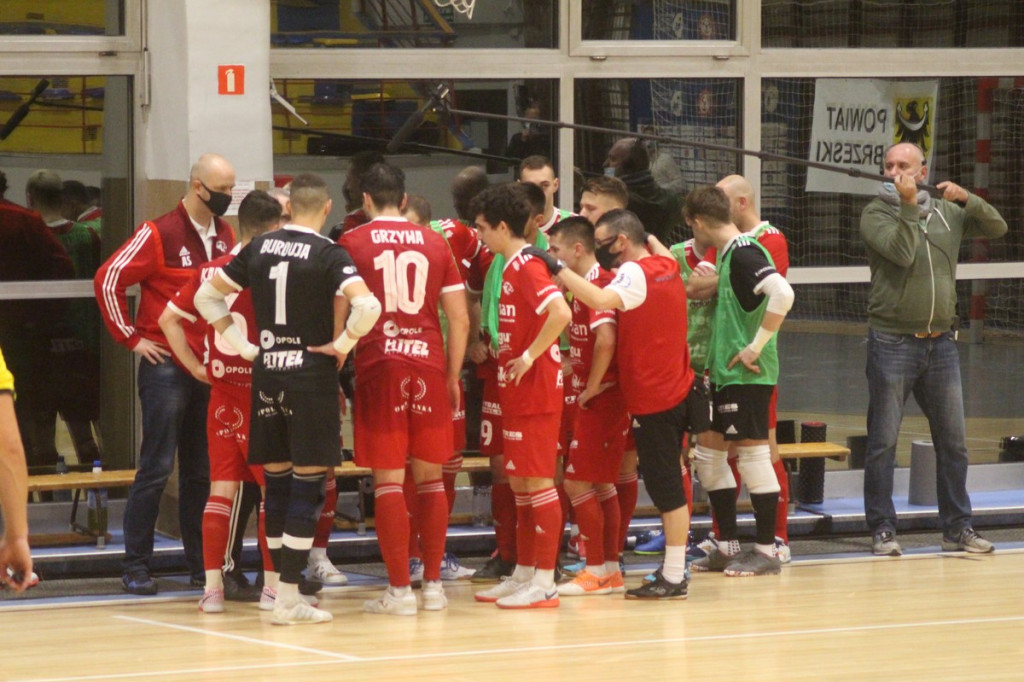 Fatalna porażka w derbach. Trener Fit-Morning Gredaru Brzeg zwolniony po meczu przeciwko Dremanowi Opole Komprachcice [GALERIA]