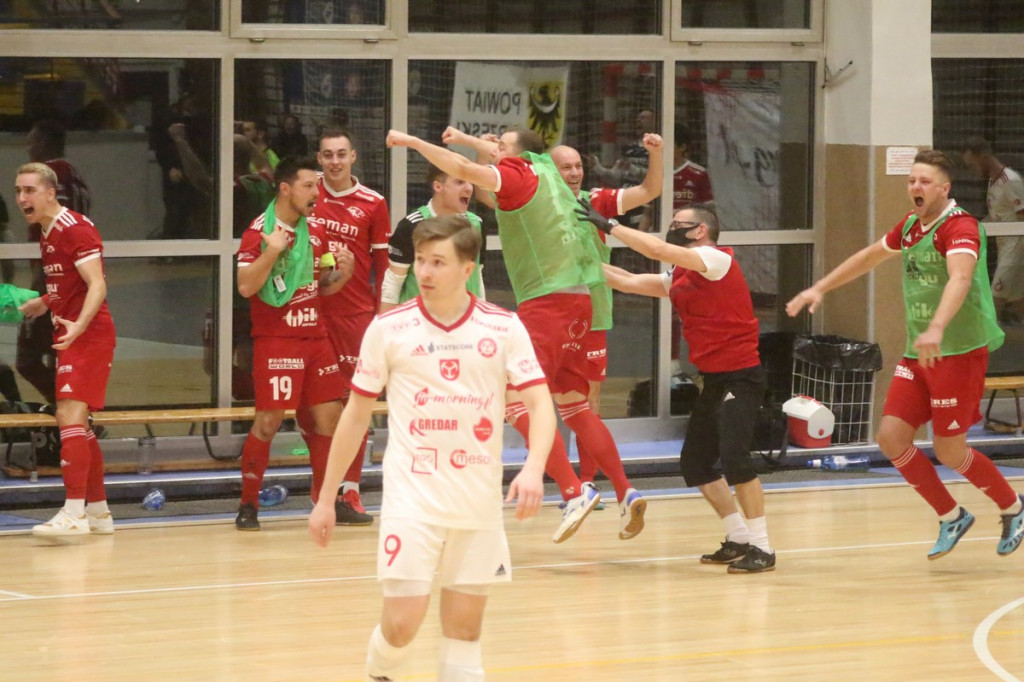 Fatalna porażka w derbach. Trener Fit-Morning Gredaru Brzeg zwolniony po meczu przeciwko Dremanowi Opole Komprachcice [GALERIA]