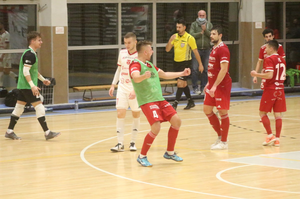 Fatalna porażka w derbach. Trener Fit-Morning Gredaru Brzeg zwolniony po meczu przeciwko Dremanowi Opole Komprachcice [GALERIA]