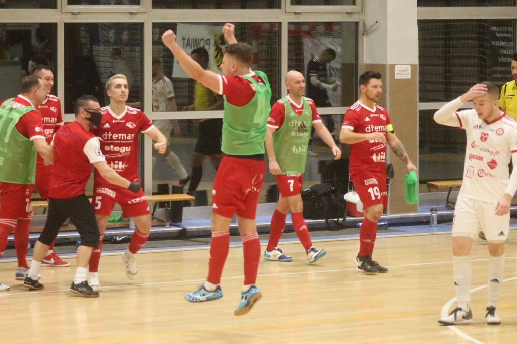 Fatalna porażka w derbach. Trener Fit-Morning Gredaru Brzeg zwolniony po meczu przeciwko Dremanowi Opole Komprachcice [GALERIA]