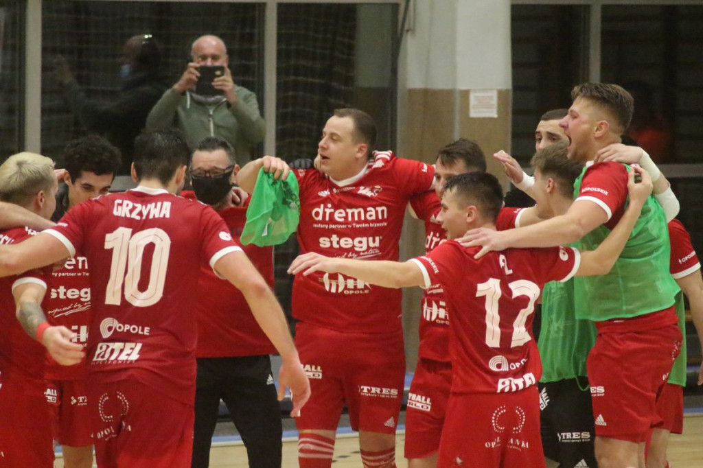 Fatalna porażka w derbach. Trener Fit-Morning Gredaru Brzeg zwolniony po meczu przeciwko Dremanowi Opole Komprachcice [GALERIA]