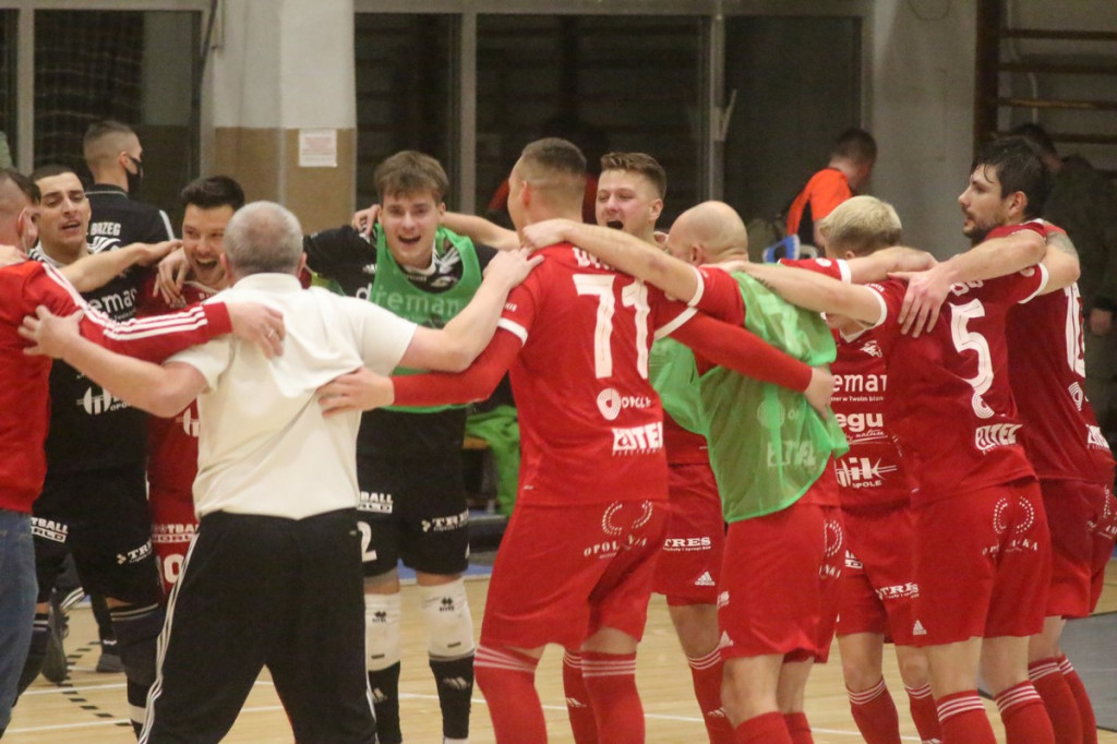 Fatalna porażka w derbach. Trener Fit-Morning Gredaru Brzeg zwolniony po meczu przeciwko Dremanowi Opole Komprachcice [GALERIA]