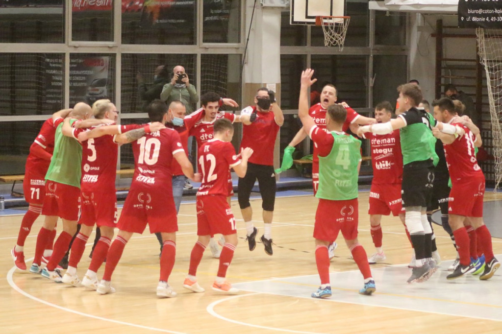 Fatalna porażka w derbach. Trener Fit-Morning Gredaru Brzeg zwolniony po meczu przeciwko Dremanowi Opole Komprachcice [GALERIA]