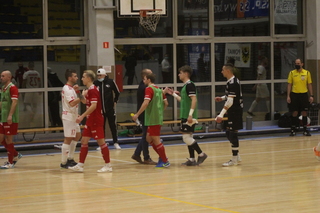 Fatalna porażka w derbach. Trener Fit-Morning Gredaru Brzeg zwolniony po meczu przeciwko Dremanowi Opole Komprachcice [GALERIA]