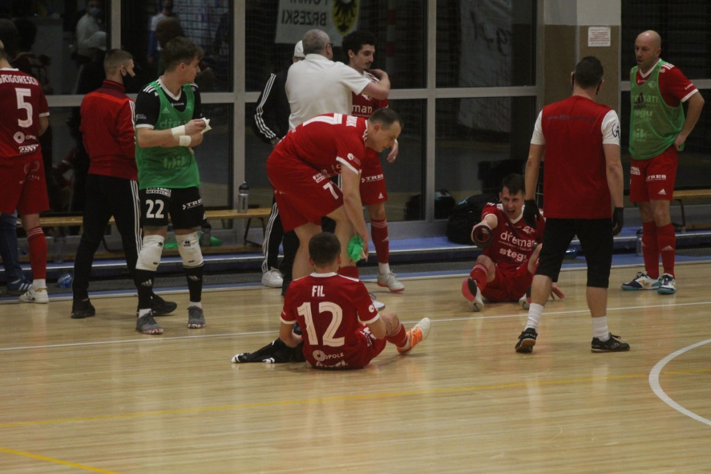 Fatalna porażka w derbach. Trener Fit-Morning Gredaru Brzeg zwolniony po meczu przeciwko Dremanowi Opole Komprachcice [GALERIA]