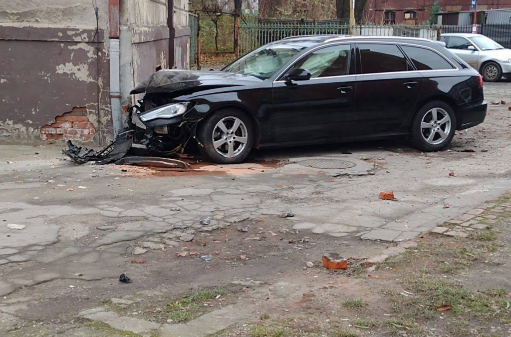 Osobówka uderzyła w ogrodzenie i wpadła na prywatną posesję