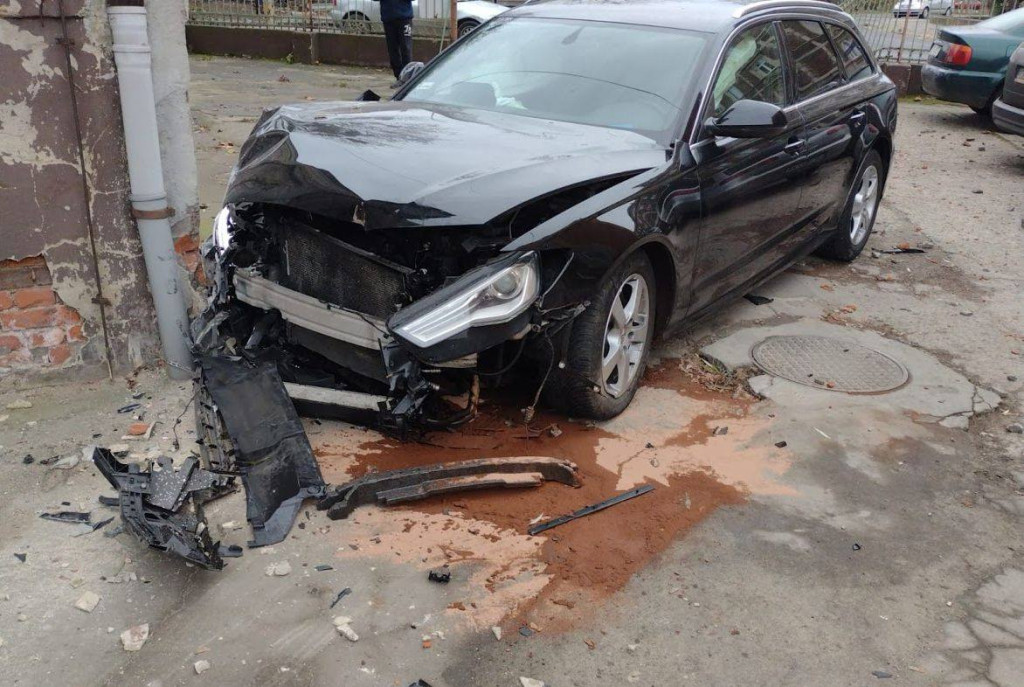 Osobówka uderzyła w ogrodzenie i wpadła na prywatną posesję