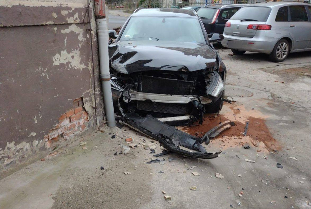 Osobówka uderzyła w ogrodzenie i wpadła na prywatną posesję