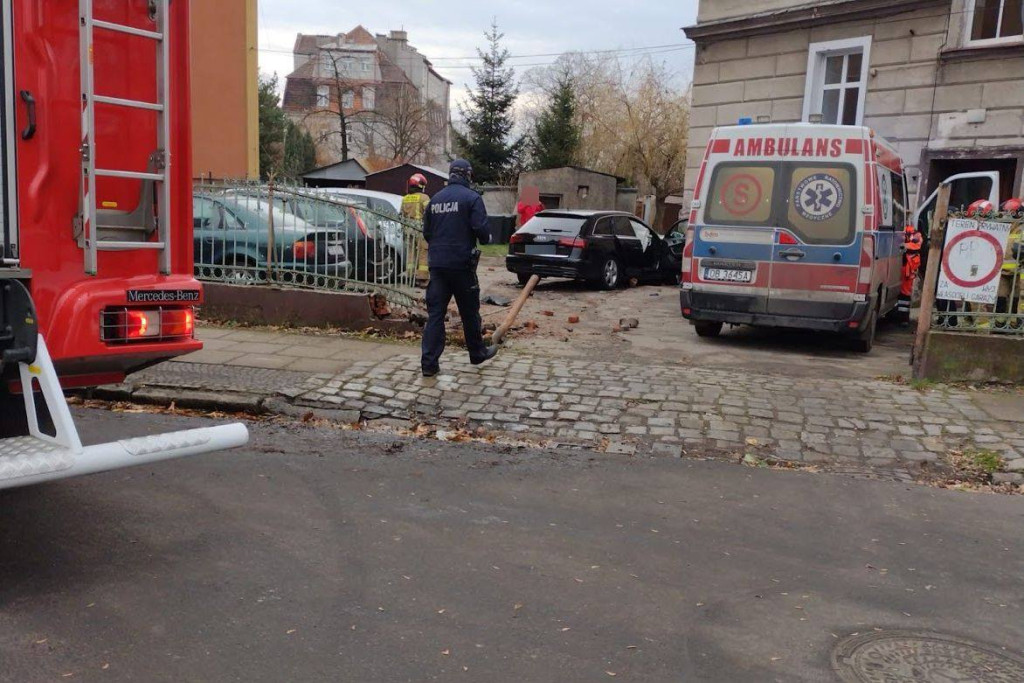 Osobówka uderzyła w ogrodzenie i wpadła na prywatną posesję