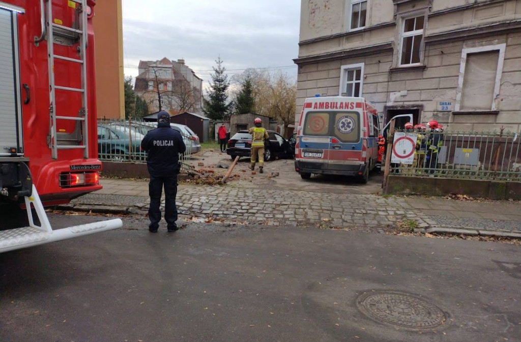 Osobówka uderzyła w ogrodzenie i wpadła na prywatną posesję