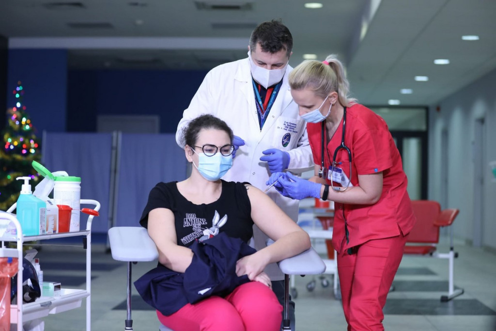 Pierwsze osoby zaszczepione przeciw COVID-19