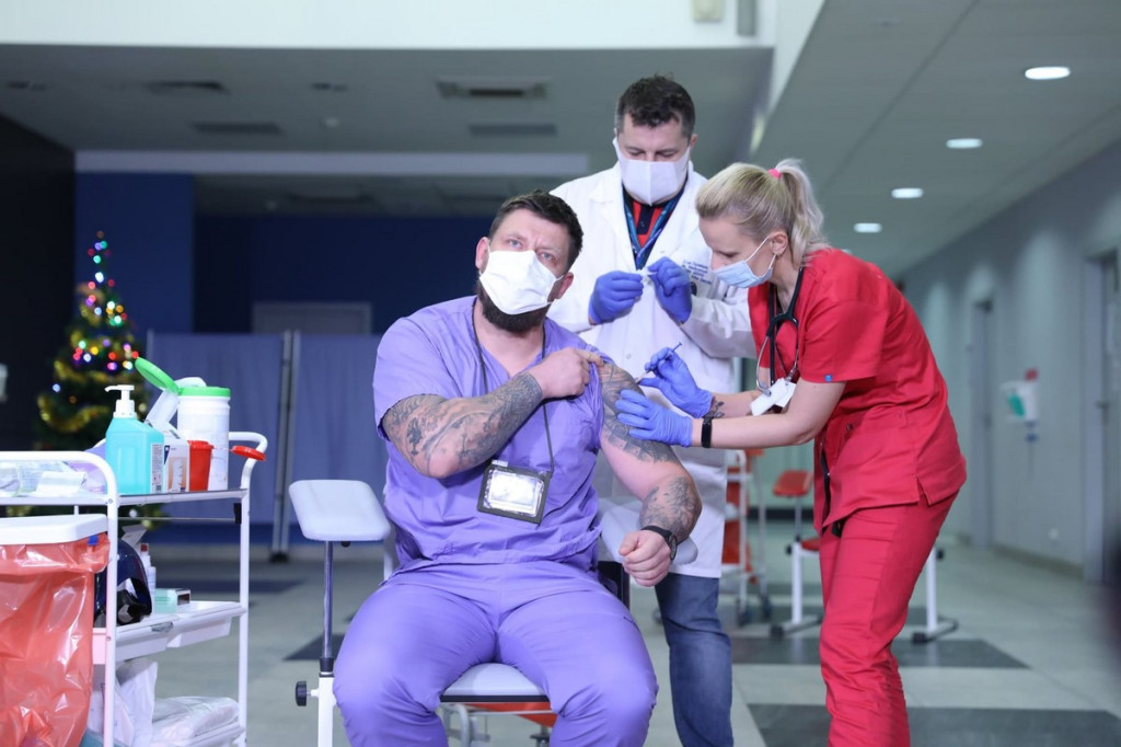 Pierwsze osoby zaszczepione przeciw COVID-19