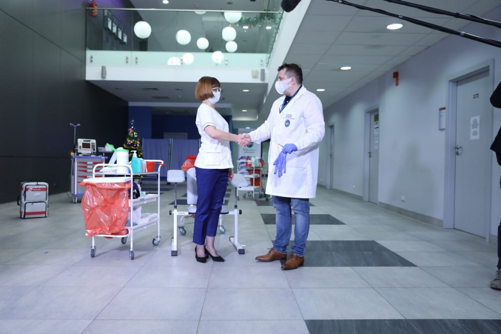 Pierwsze osoby zaszczepione przeciw COVID-19