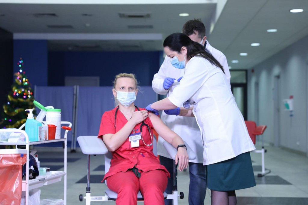 Pierwsze osoby zaszczepione przeciw COVID-19