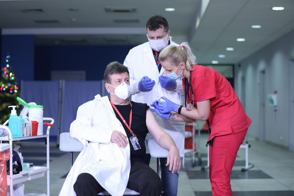 Pierwsze osoby zaszczepione przeciw COVID-19