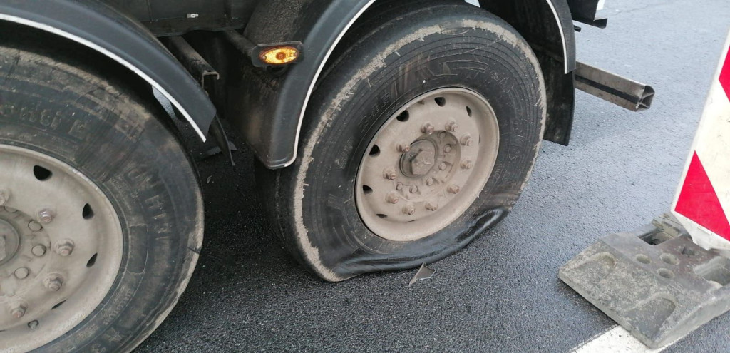 Zderzenie auta osobowego z ciężarówką na DK 39. Do poszkodowanego wezwano śmigłowiec LPR