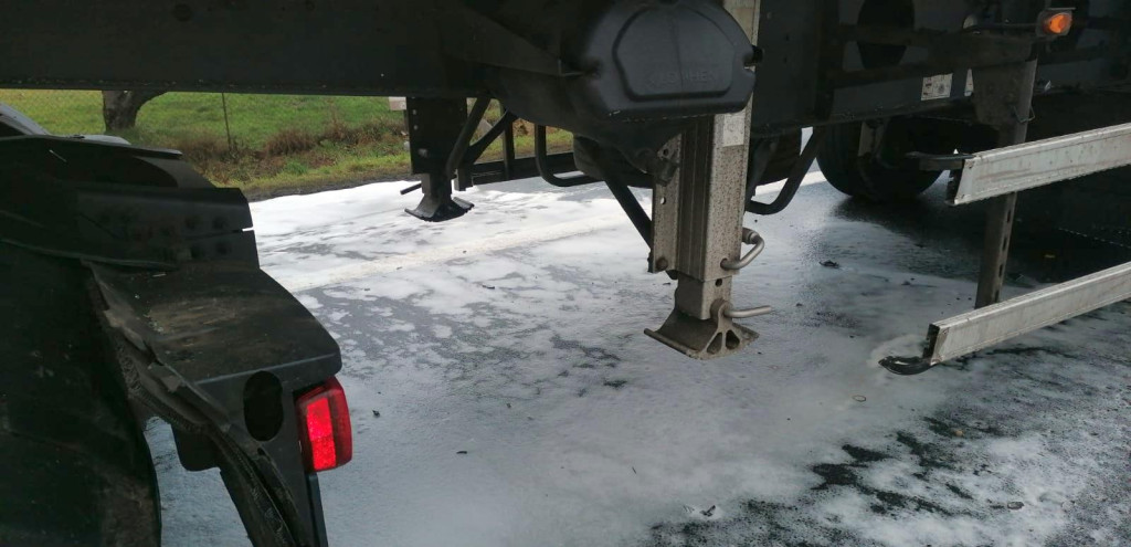 Zderzenie auta osobowego z ciężarówką na DK 39. Do poszkodowanego wezwano śmigłowiec LPR