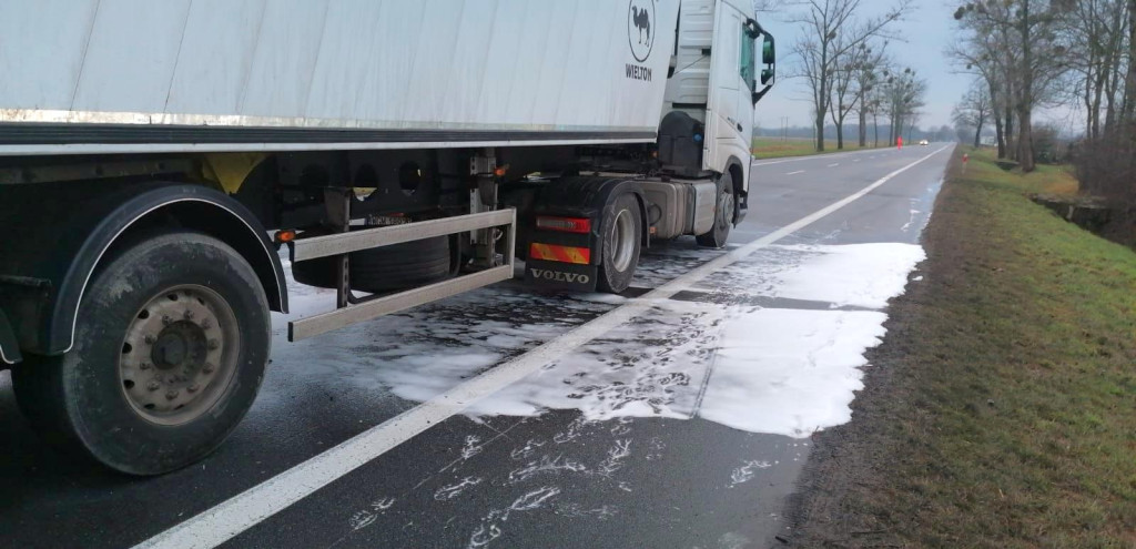 Zderzenie auta osobowego z ciężarówką na DK 39. Do poszkodowanego wezwano śmigłowiec LPR