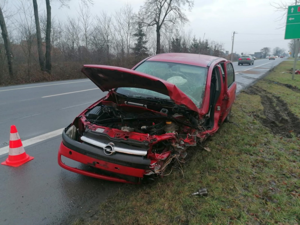 Zderzenie auta osobowego z ciężarówką na DK 39. Do poszkodowanego wezwano śmigłowiec LPR