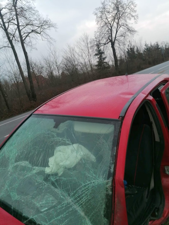 Zderzenie auta osobowego z ciężarówką na DK 39. Do poszkodowanego wezwano śmigłowiec LPR