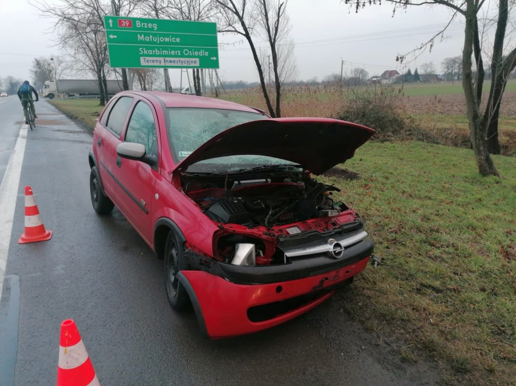 Zderzenie auta osobowego z ciężarówką na DK 39. Do poszkodowanego wezwano śmigłowiec LPR