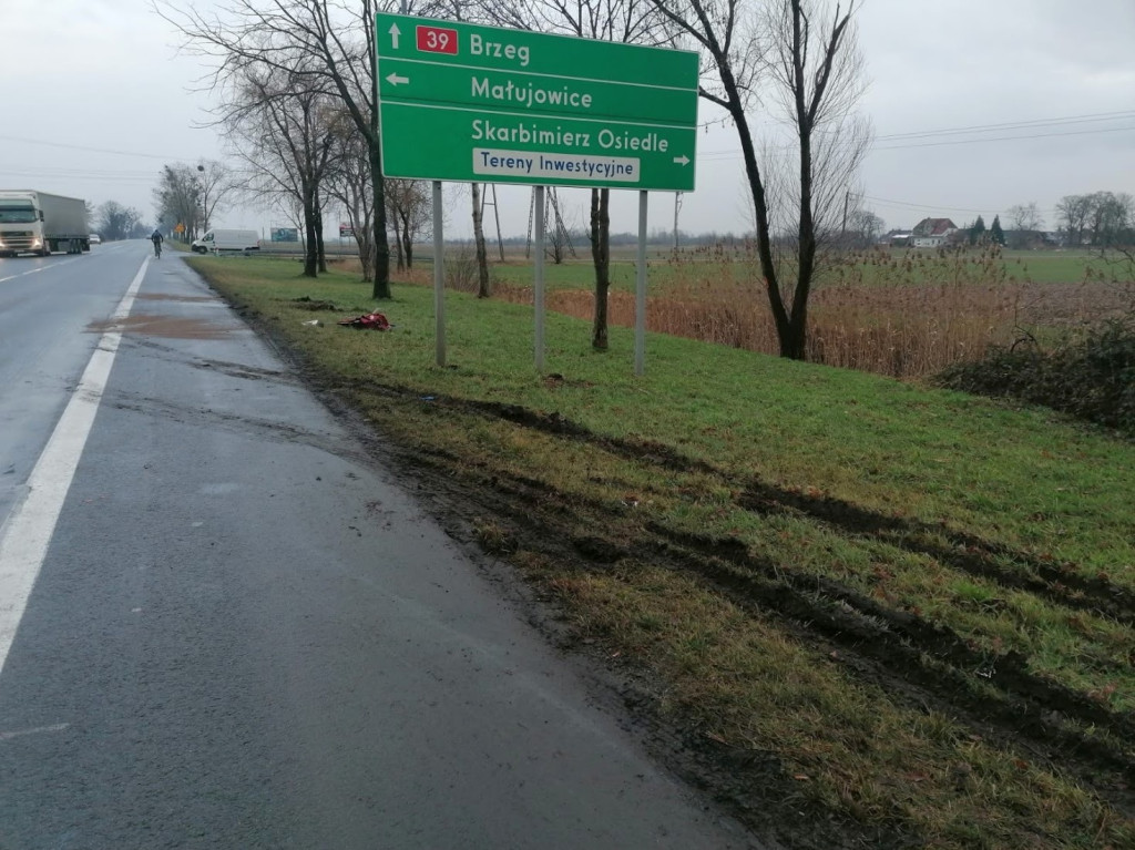 Zderzenie auta osobowego z ciężarówką na DK 39. Do poszkodowanego wezwano śmigłowiec LPR