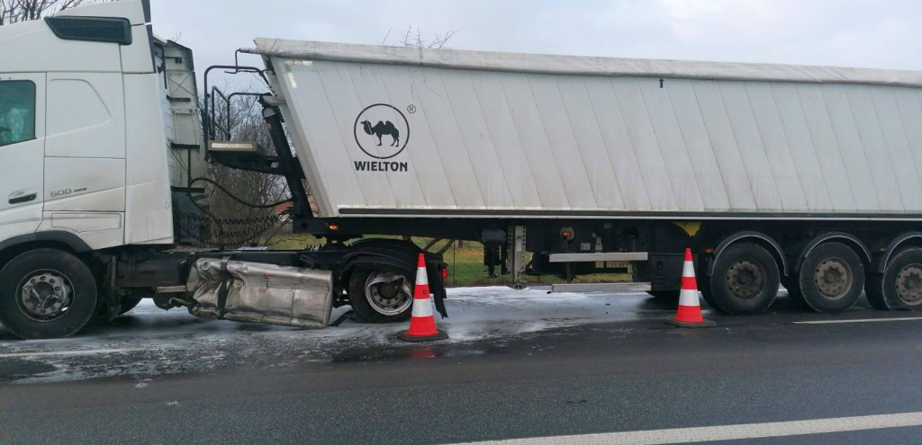 Zderzenie auta osobowego z ciężarówką na DK 39. Do poszkodowanego wezwano śmigłowiec LPR