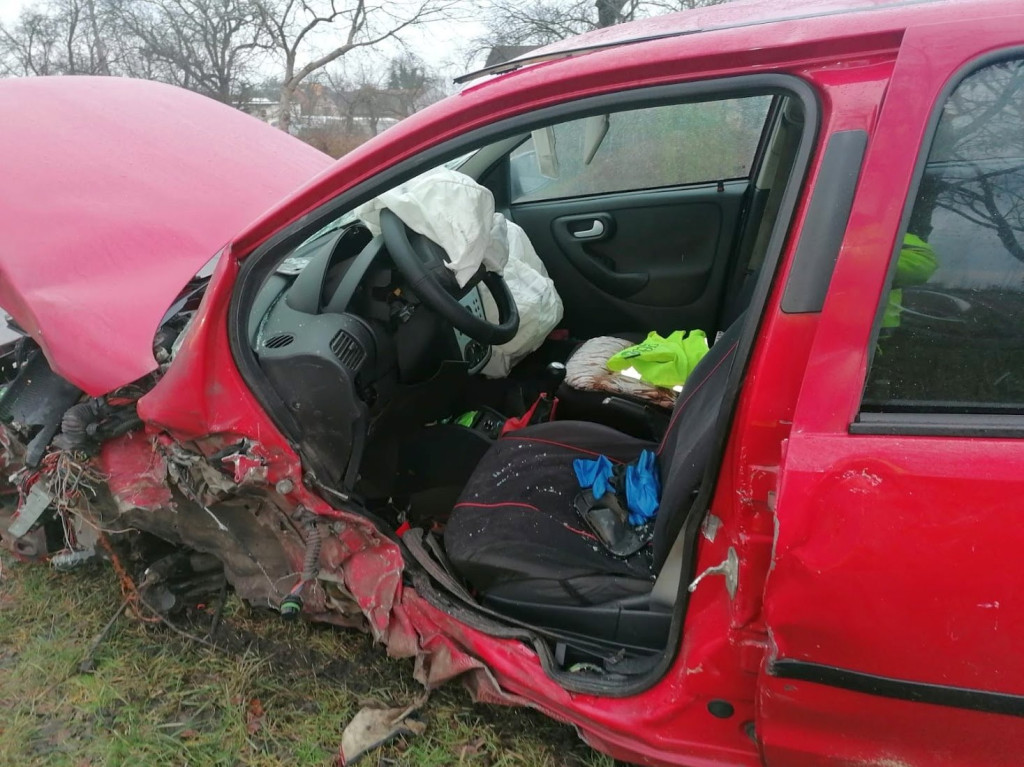 Zderzenie auta osobowego z ciężarówką na DK 39. Do poszkodowanego wezwano śmigłowiec LPR