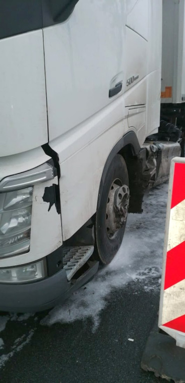 Zderzenie auta osobowego z ciężarówką na DK 39. Do poszkodowanego wezwano śmigłowiec LPR