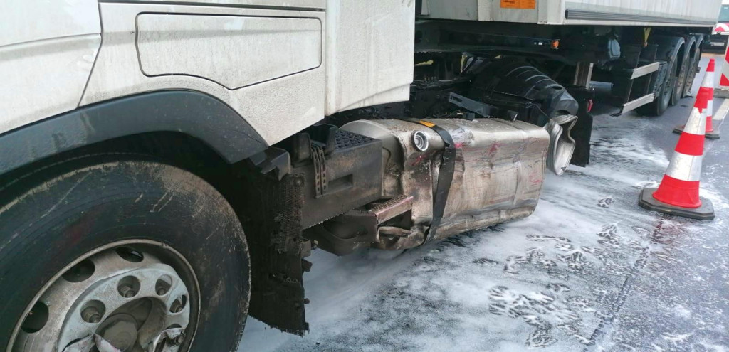 Zderzenie auta osobowego z ciężarówką na DK 39. Do poszkodowanego wezwano śmigłowiec LPR