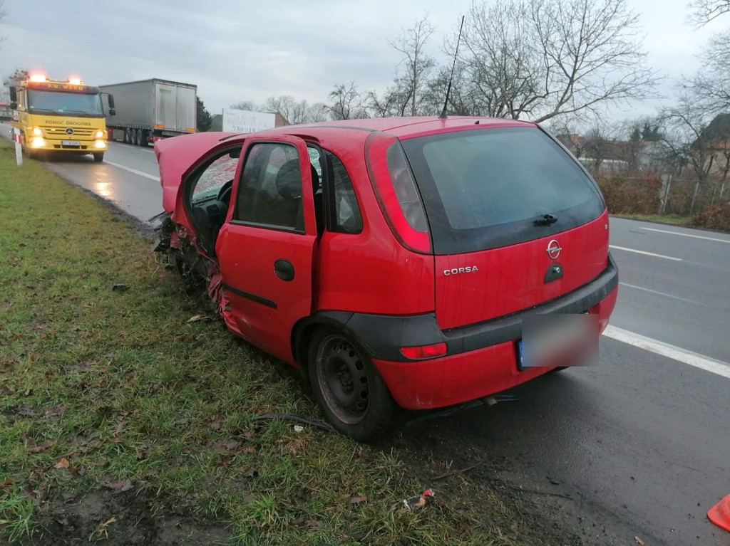 Zderzenie auta osobowego z ciężarówką na DK 39. Do poszkodowanego wezwano śmigłowiec LPR
