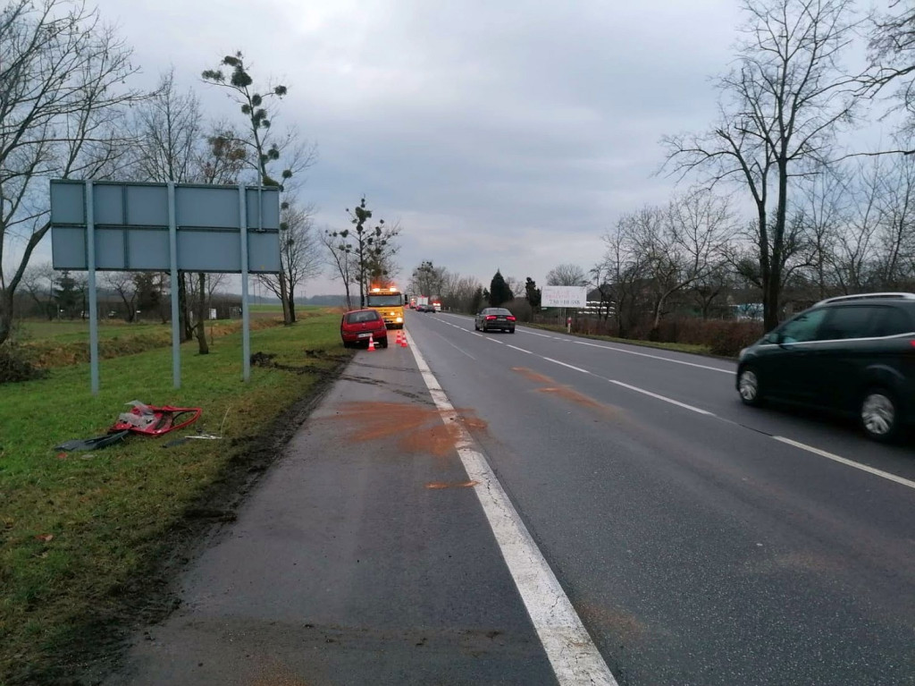 Zderzenie auta osobowego z ciężarówką na DK 39. Do poszkodowanego wezwano śmigłowiec LPR