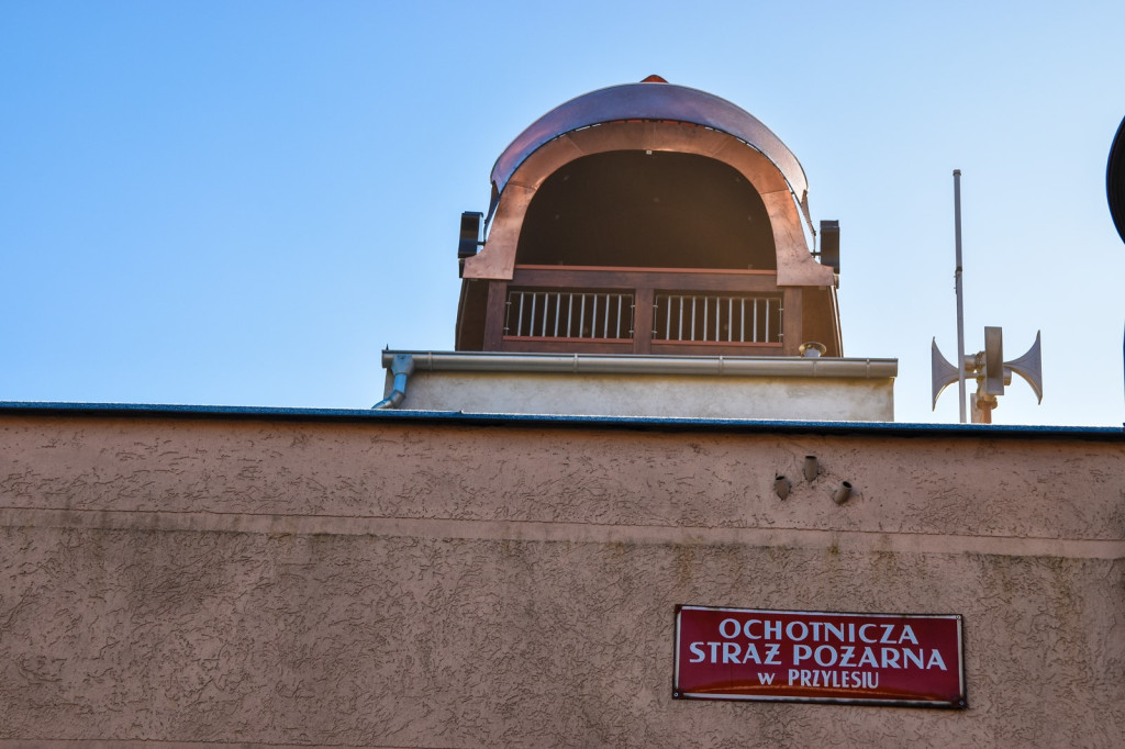 Wielki strażacki hełm zwieńczył wieżę remizy OSP w Przylesiu