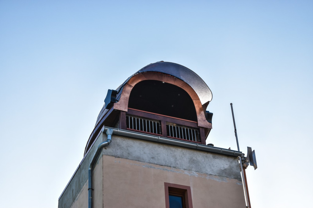 Wielki strażacki hełm zwieńczył wieżę remizy OSP w Przylesiu