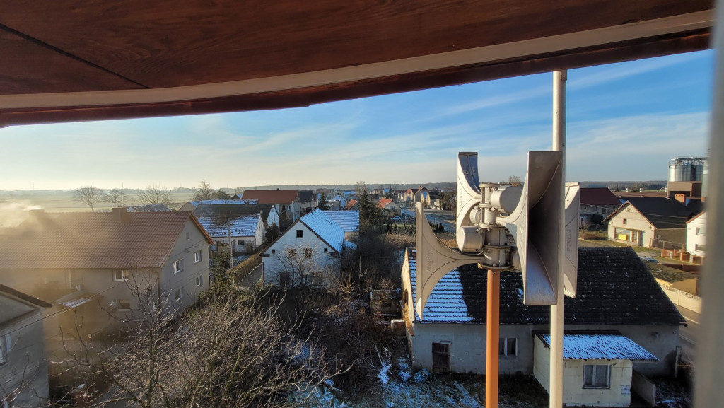 Wielki strażacki hełm zwieńczył wieżę remizy OSP w Przylesiu