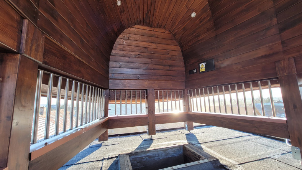 Wielki strażacki hełm zwieńczył wieżę remizy OSP w Przylesiu