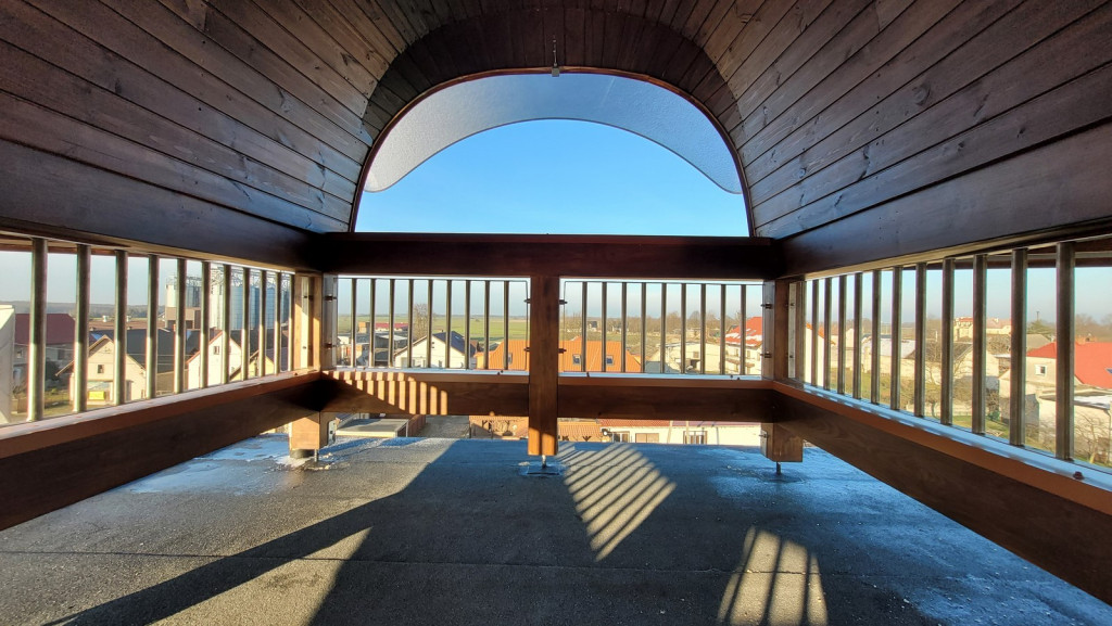 Wielki strażacki hełm zwieńczył wieżę remizy OSP w Przylesiu