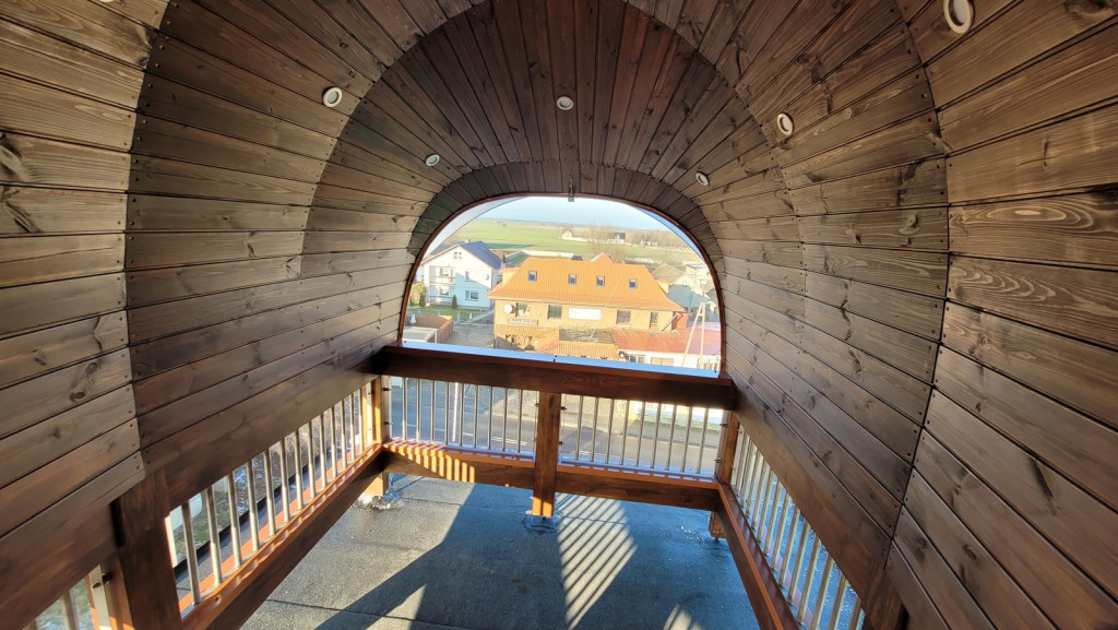 Wielki strażacki hełm zwieńczył wieżę remizy OSP w Przylesiu