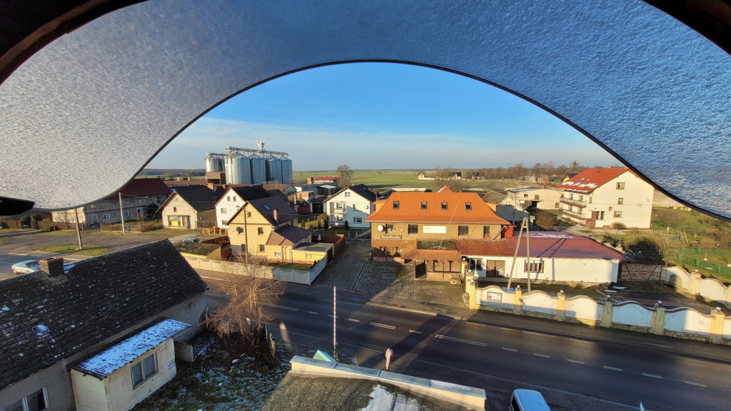 Wielki strażacki hełm zwieńczył wieżę remizy OSP w Przylesiu