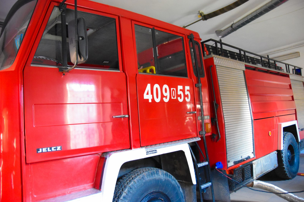 Wielki strażacki hełm zwieńczył wieżę remizy OSP w Przylesiu