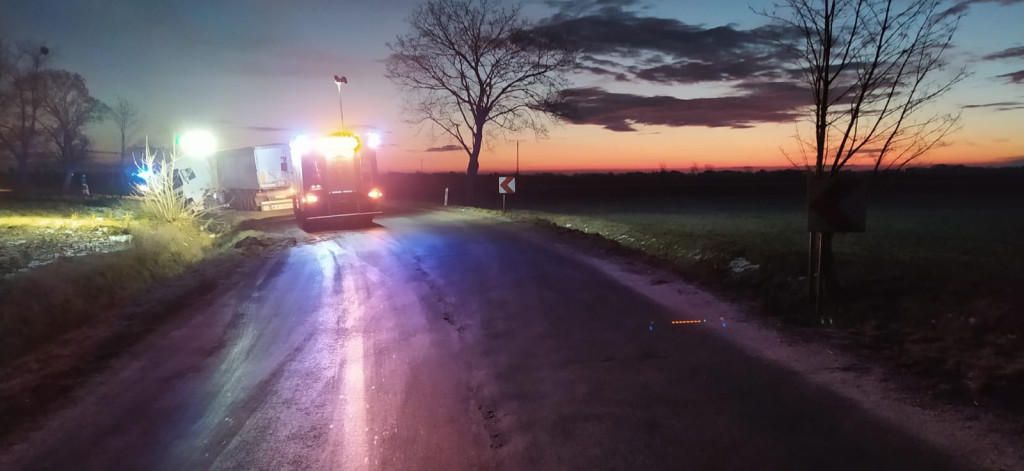 Niespokojny poranek na DW 401. Dwa zdarzenia w okolicy Przylesia i Młodoszowic