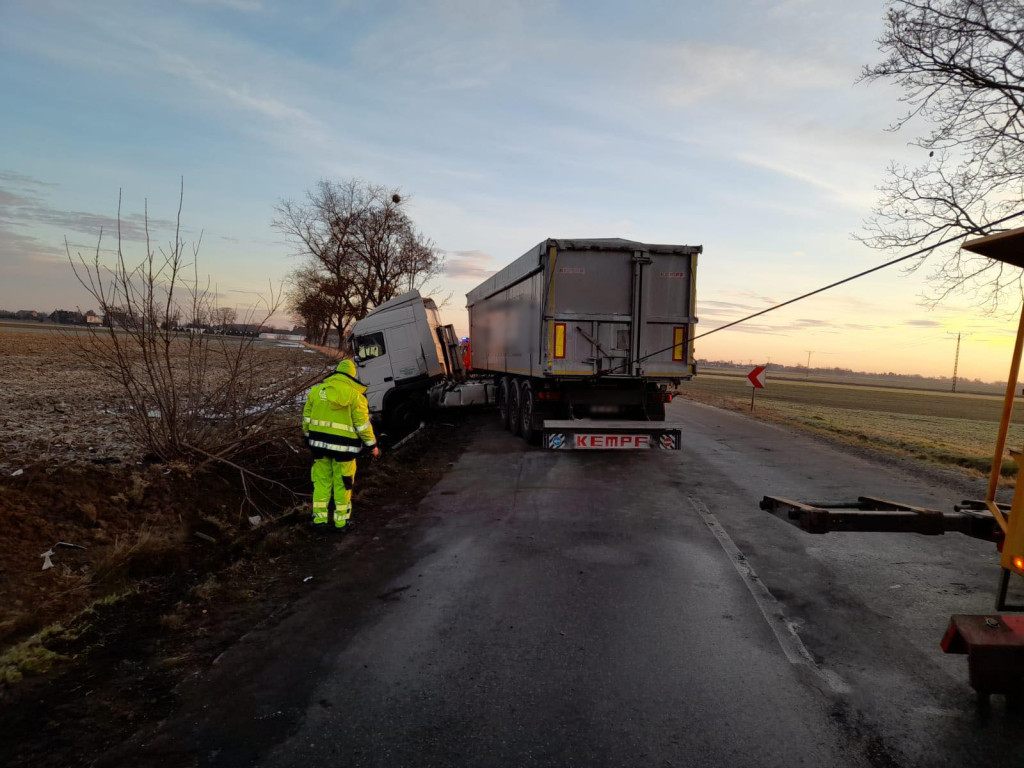 Niespokojny poranek na DW 401. Dwa zdarzenia w okolicy Przylesia i Młodoszowic