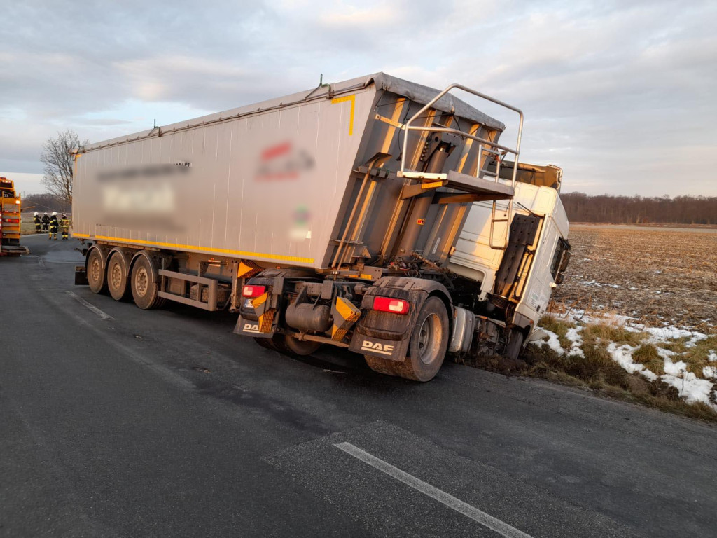 Niespokojny poranek na DW 401. Dwa zdarzenia w okolicy Przylesia i Młodoszowic