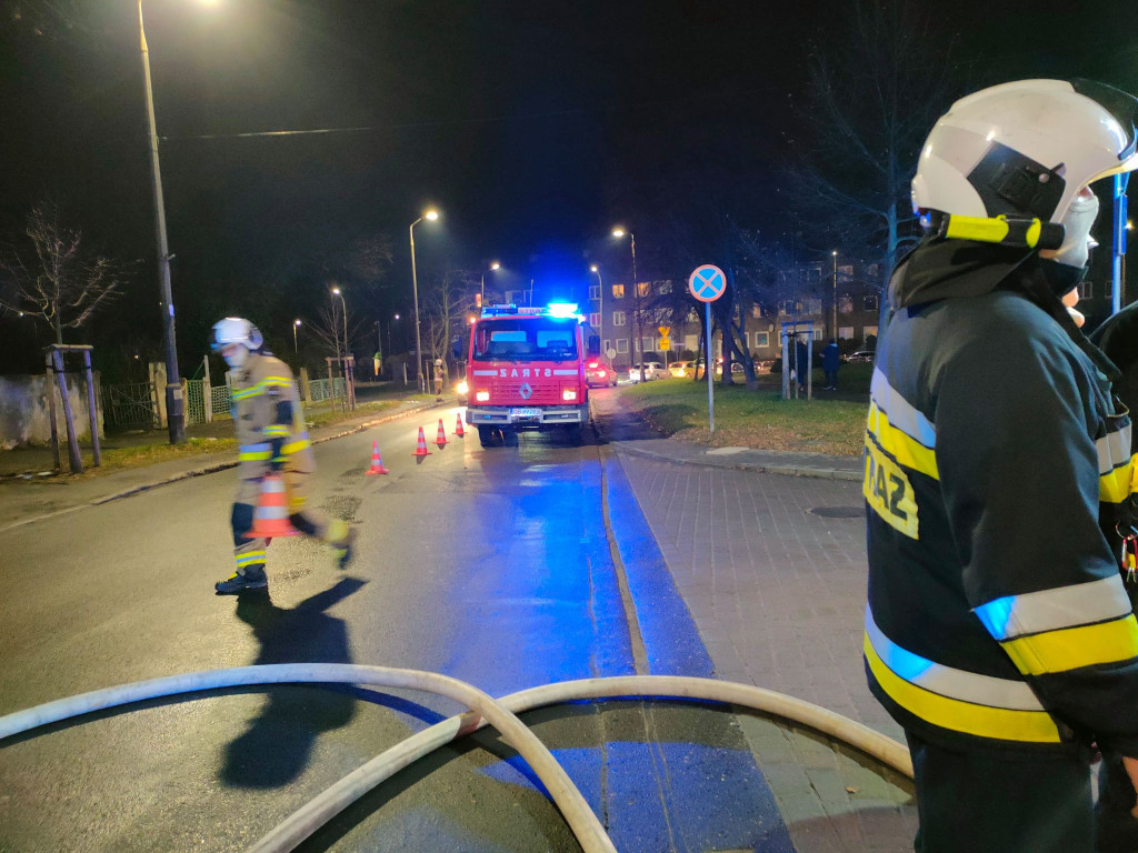 Pożar w Brzegu i Brzezinie. Do akcji zadysponowano strażaków z Brzegu, Grodkowa i okolicznych jednostek OSP